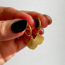 Load image into Gallery viewer, Fantail Hoop Earrings
