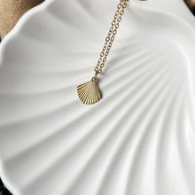 Load image into Gallery viewer, Fantail Necklace