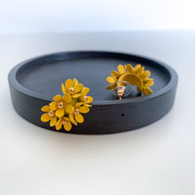 Load image into Gallery viewer, Flower Hoop Earrings